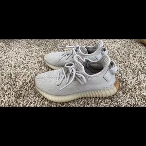 Yeezy size 4